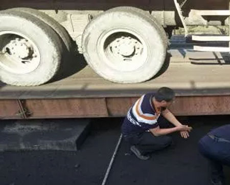 內(nèi)蒙古杭錦旗市監(jiān)局對(duì)全旗在用地磅展開(kāi)強(qiáng)制檢定工作