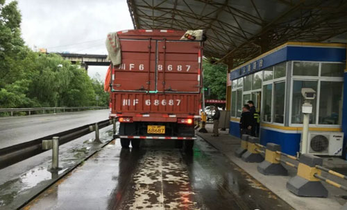 羅江區(qū)路政管理所聯(lián)合區(qū)計(jì)量檢測(cè)所對(duì)地磅稱(chēng)重系統(tǒng)進(jìn)行檢測(cè)