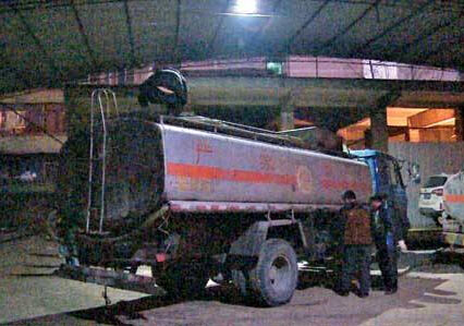 從化某油罐車(chē)非法收油過(guò)地磅稱(chēng)重被警方抓獲