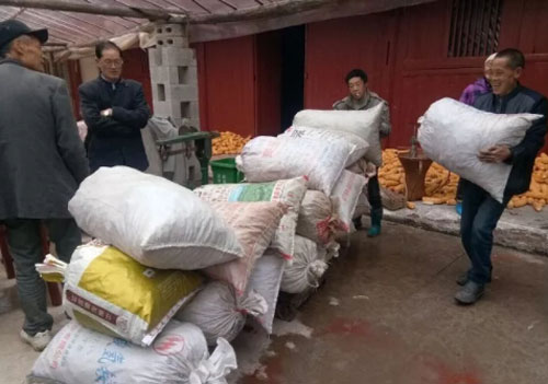 宜昌傅家堰鄉(xiāng)開秤收購(gòu)五倍子現(xiàn)場(chǎng)