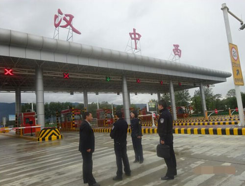 漢中西收費(fèi)站地磅秤檢定工作現(xiàn)場(chǎng)