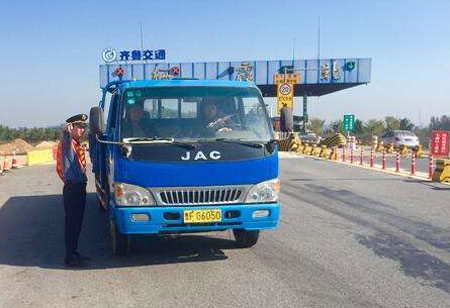 圖為棲霞北收費站現(xiàn)場